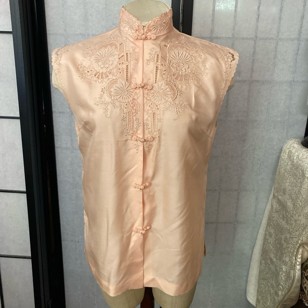 Peacock Brand Silk Hand Embroidered Women Peach/Pink Color Range Top 34 VTG 50s